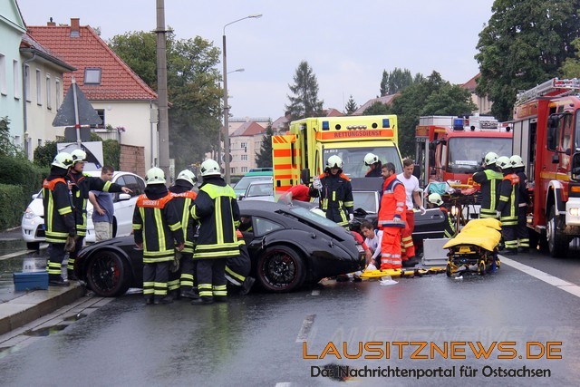 Vụ tai nạn xảy ra tại Dresden, cộng hòa liêng bang Đức đã làm cho hai xe "xấu số" chịu thiệt hại nghiêm trọng.